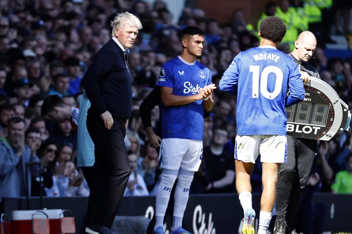 Chelsea vs Everton Confirmed lineups - image of David Moyes making subtitutions