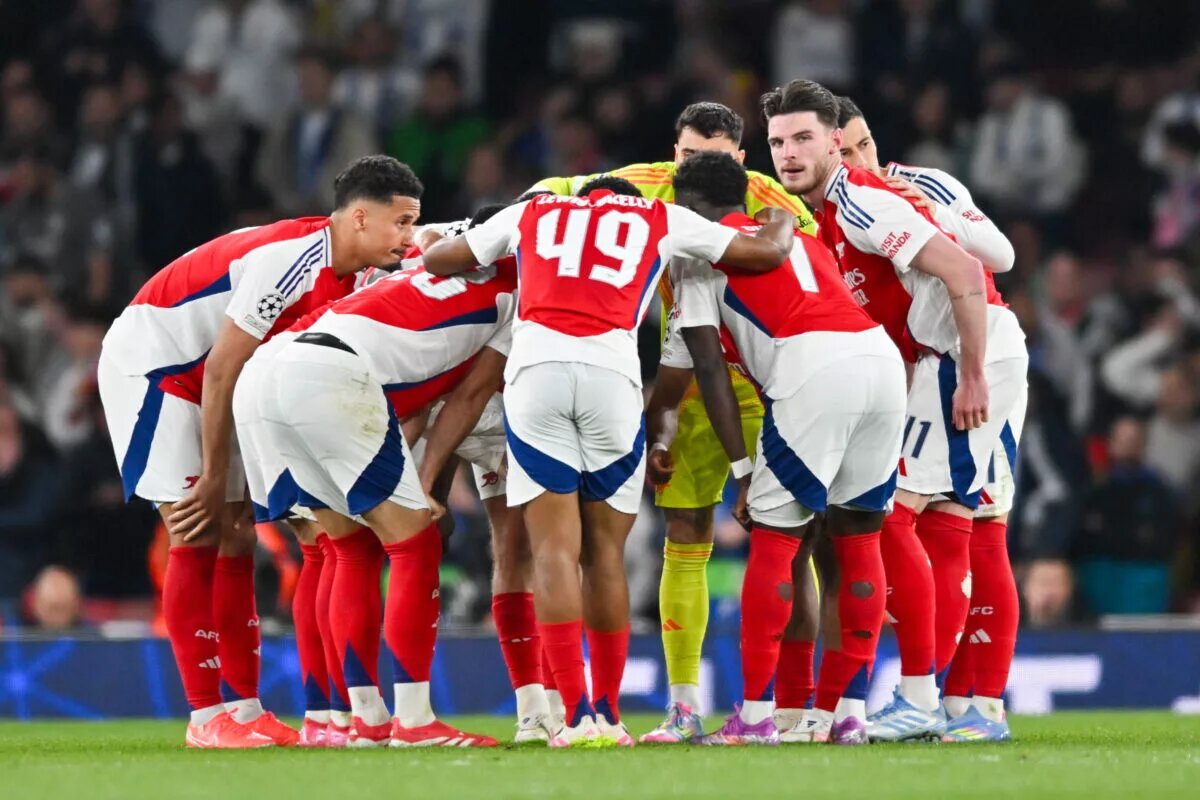 Arsenal team huddle photo