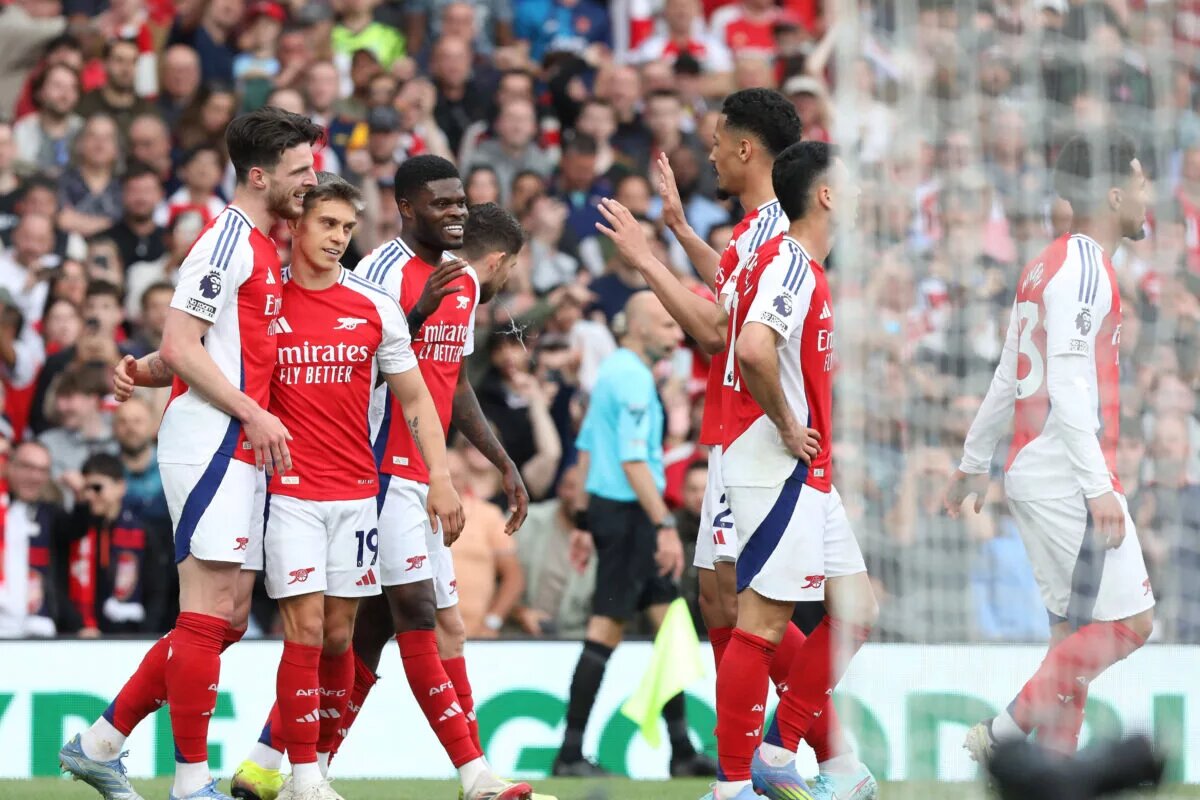Thomas Partey celebrates Arsenal goal with team-mates vs Brentford