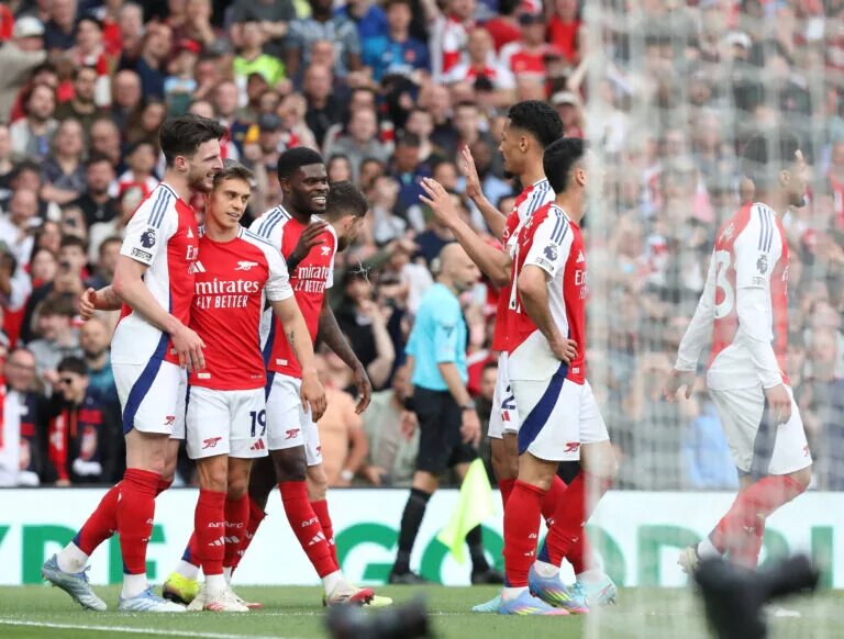 Thomas Partey celebrates Arsenal goal with team-mates vs Brentford
