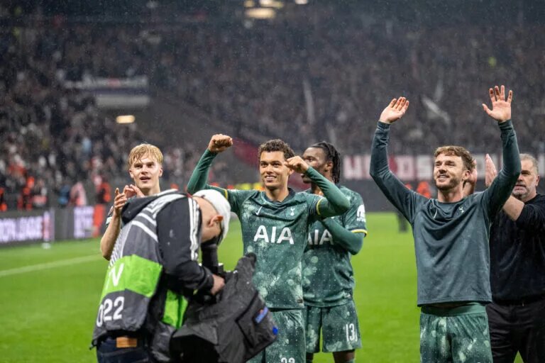 Tottenham Confirmed Lineup - image of squad celebrating win