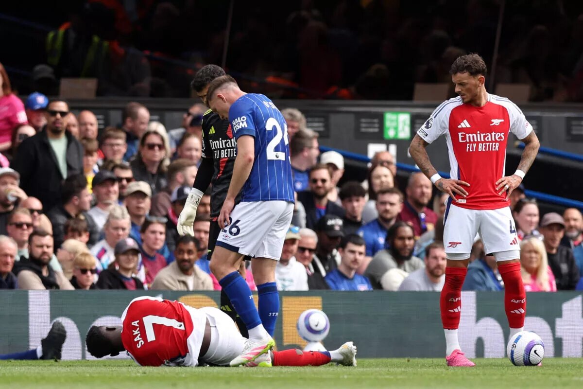 Bukayo Saka down injured vs Ipswich Town