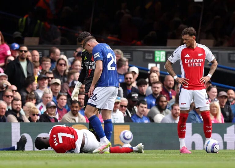Bukayo Saka down injured vs Ipswich Town