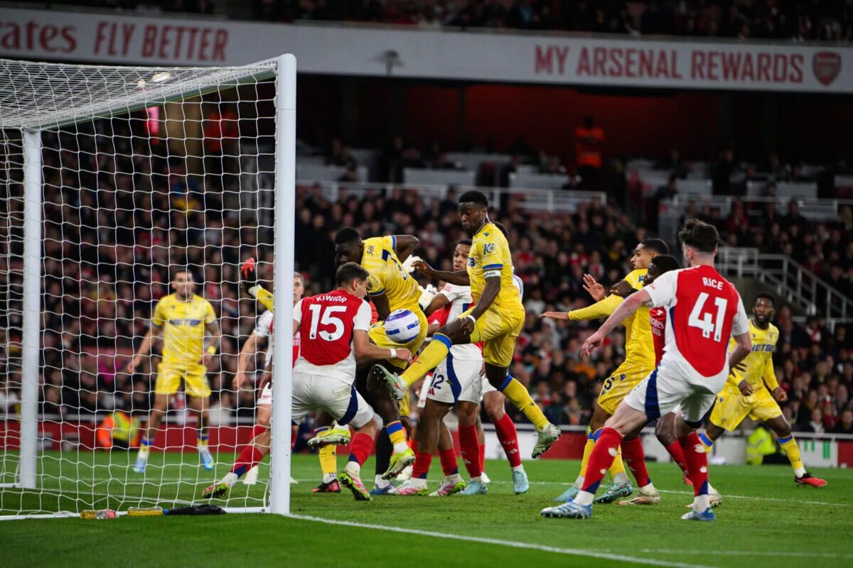 Jakub Kiwior clears ball for Arsenal