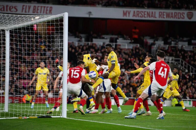 Jakub Kiwior clears ball for Arsenal