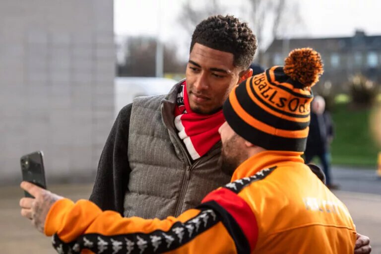 Footballer's who engage with fans: Jude Bellingham having a photo with a fan