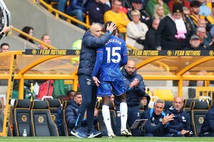 What Striker should Chelsea Sign - image of Enzo Maresca with Nicolas Jackson