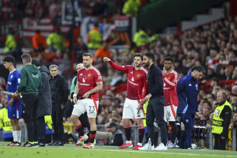 Manchester United predicted lineup - image of substitutions being made