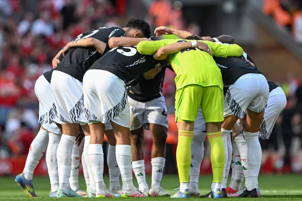 Arsenal team huddle vs Liverpool