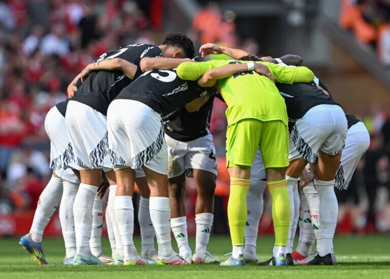 Arsenal team huddle vs Liverpool
