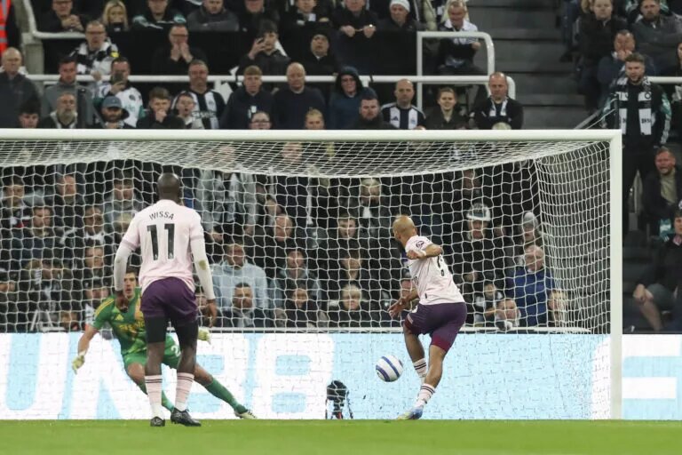 Bryan Mbeumo scores penalty for Brentford
