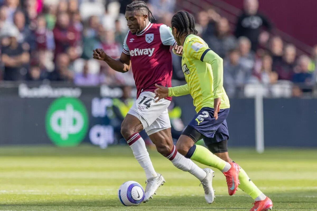 Kyle Walker-Peters contends for the ball against Mohammed Kudos