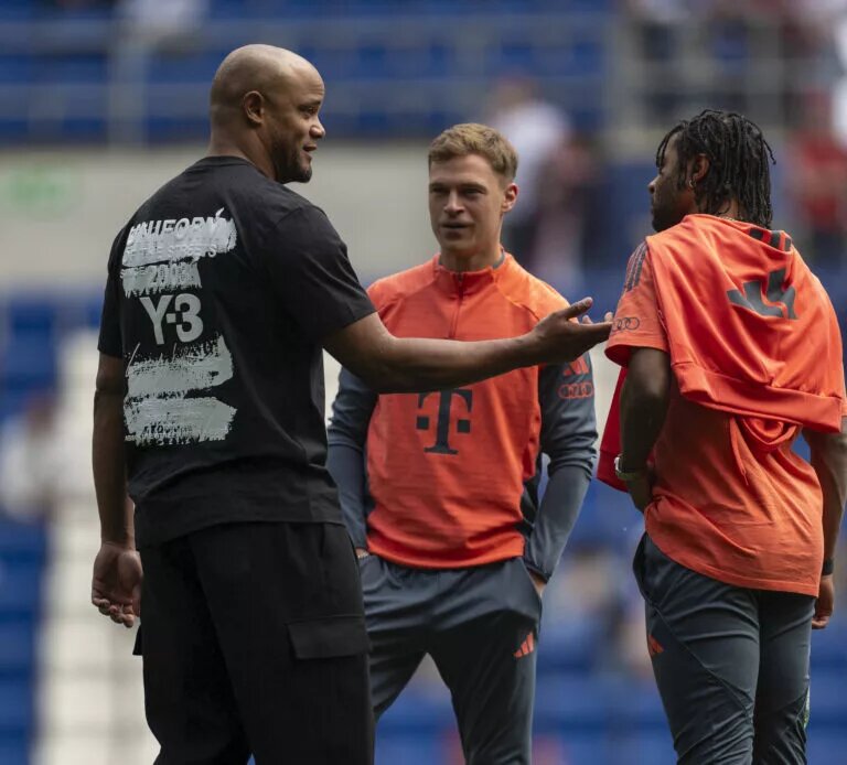 Bayern Munich confirmed lineup - image of Vincent Kompany with players in training