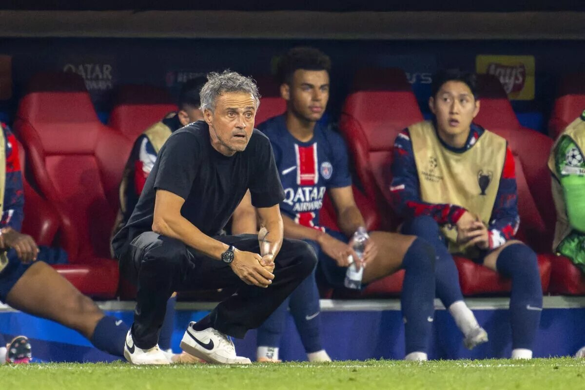 PSG Predicted Lineup - Image of Luis Enrique on the sidelines