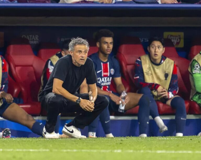 PSG Predicted Lineup - Image of Luis Enrique on the sidelines