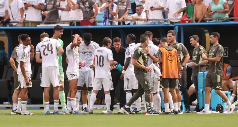 Real Madrid predicted lineup - image of squad during break