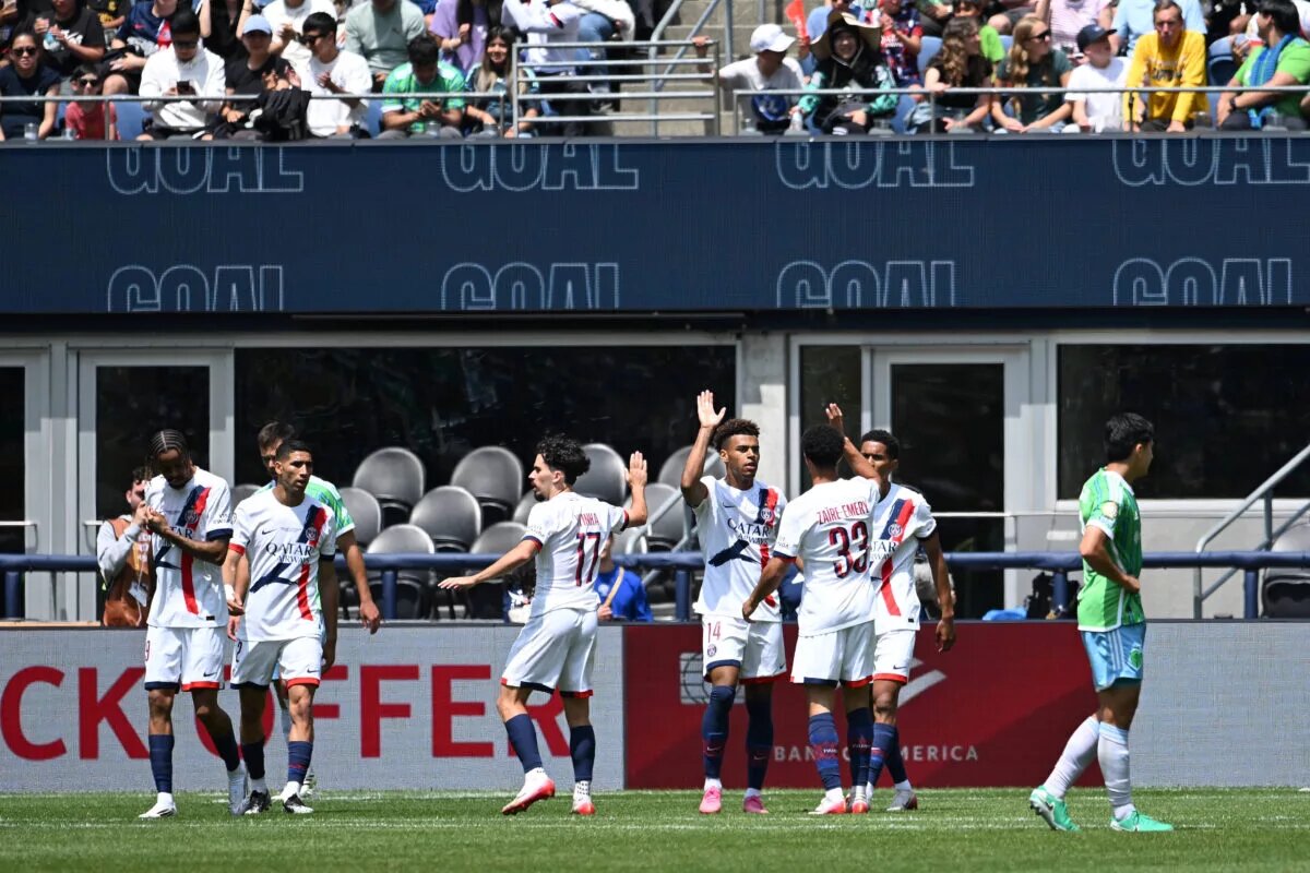 PSG predicted lineup - squad celebrating goal
