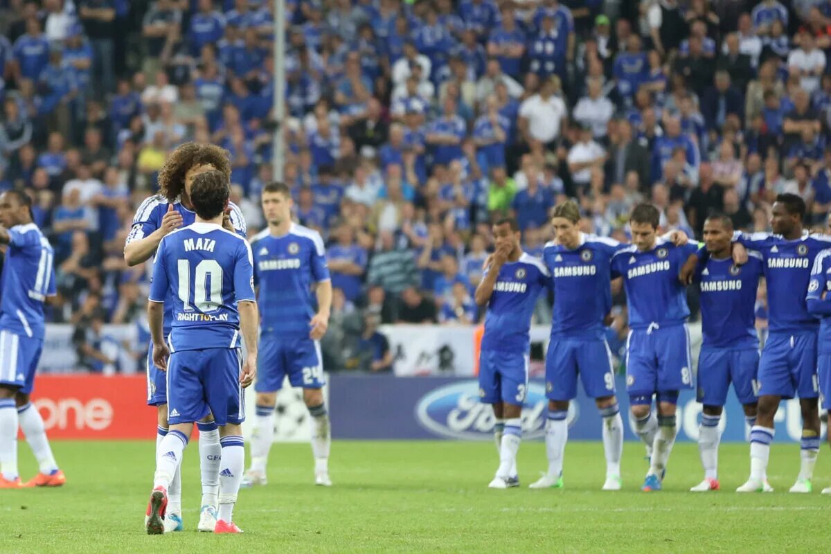 Chelsea players line up during 2012 Champions League final shootout