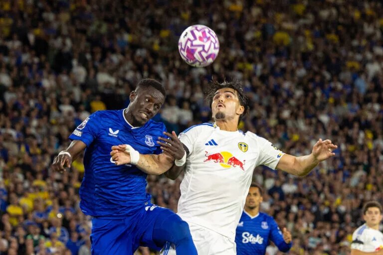 Everton Predicted lineup - Idrissa Gueye fights for an aerial duel