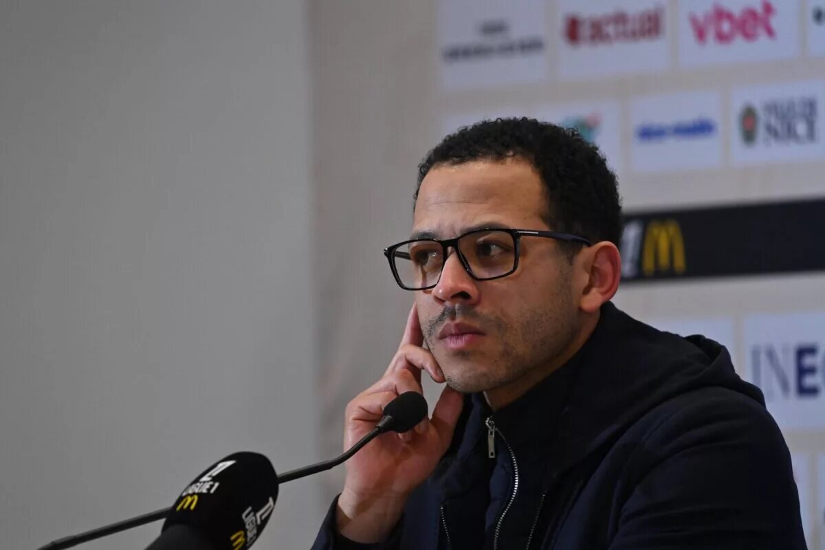 Betting odds to replace Rosenior at Chelsea - Image of Liam Rosenior in a press conference