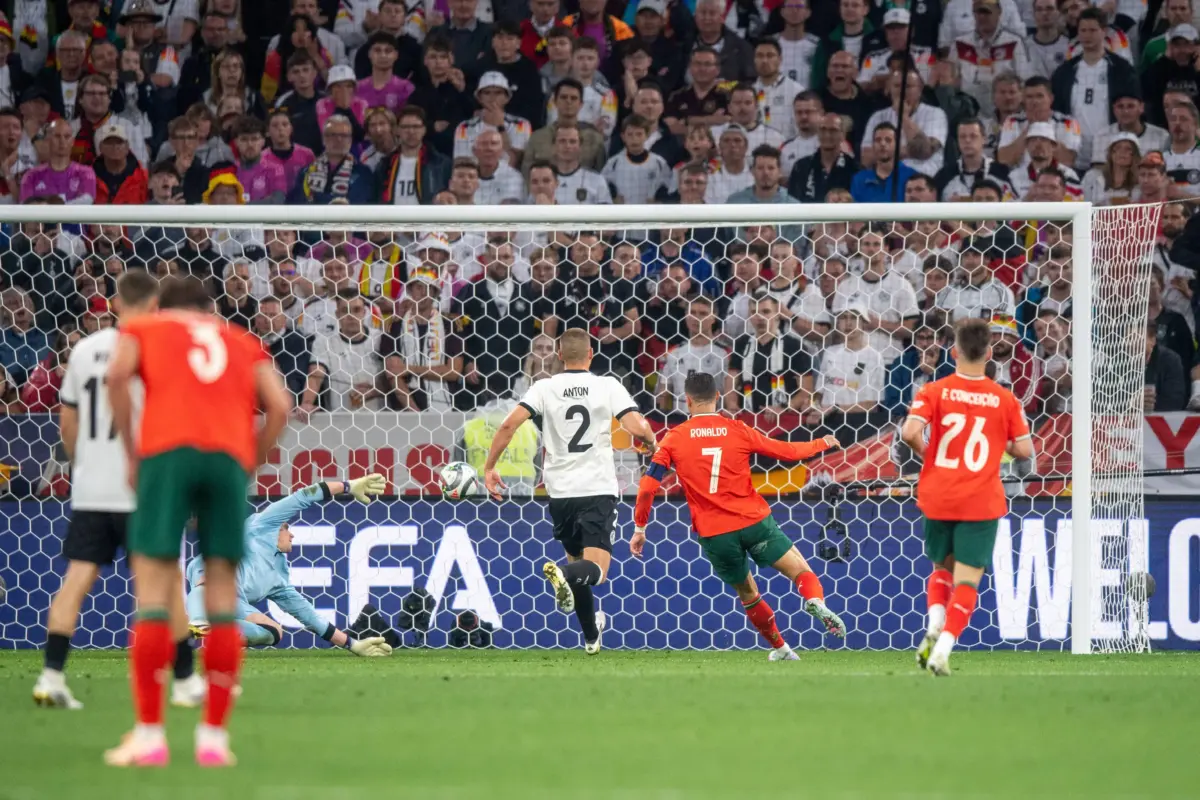Portugal World Cup Squad: Sport Bilder des Tages Fußball, Herren, Saison 2024 25, UEFA Nations League (Halbfinale) in München, Deutschland - Portugal, v. l. Torwart Marc-Andre ter Stegen (Deutschland), Waldemar Anton (Deutschland), Cristiano Ronaldo (Portugal) erzielt das Tor zum 1:2, Francisco Conceicao (Portugal), 04.06. 2025, *** Soccer, men, 2024 25 season, UEFA Nations League semi-final in Munich, Germany Portugal, f l goalkeeper Marc Andre ter Stegen Germany , Waldemar Anton Germany , Cristiano Ronaldo Portugal scores the goal to 1 2, Francisco Conceicao Portugal , 04 06 2025