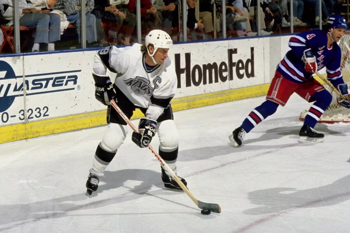 LA Kings Wayne Gretzky scored 600 goals by november 23, 1998