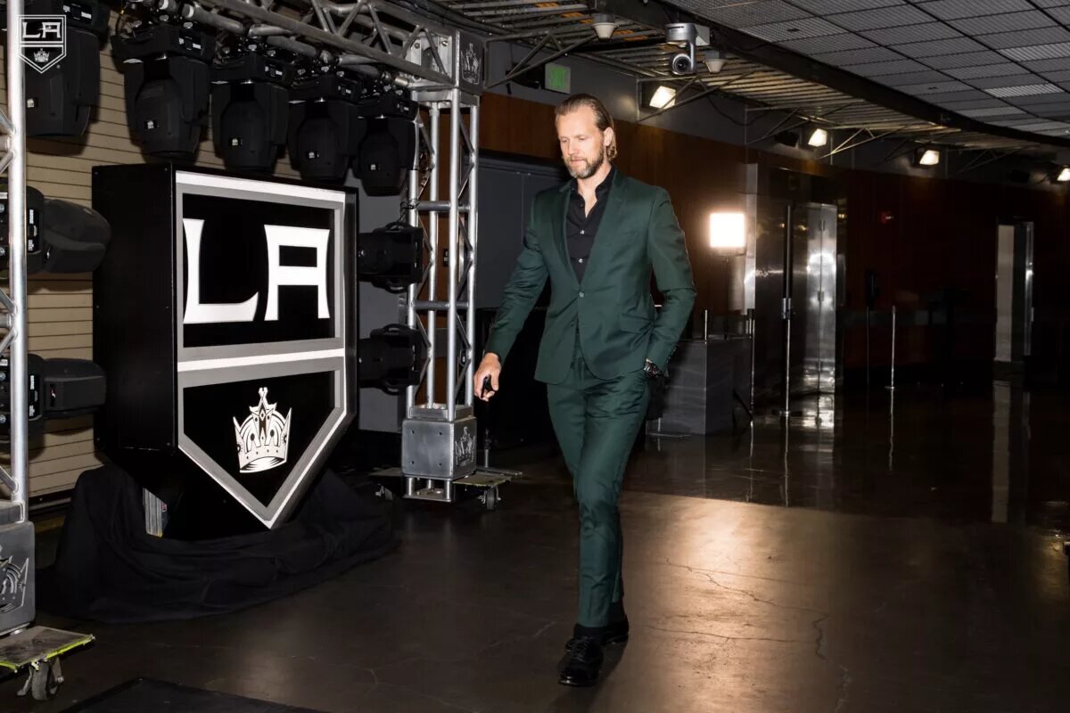 Alex Edler re-signs