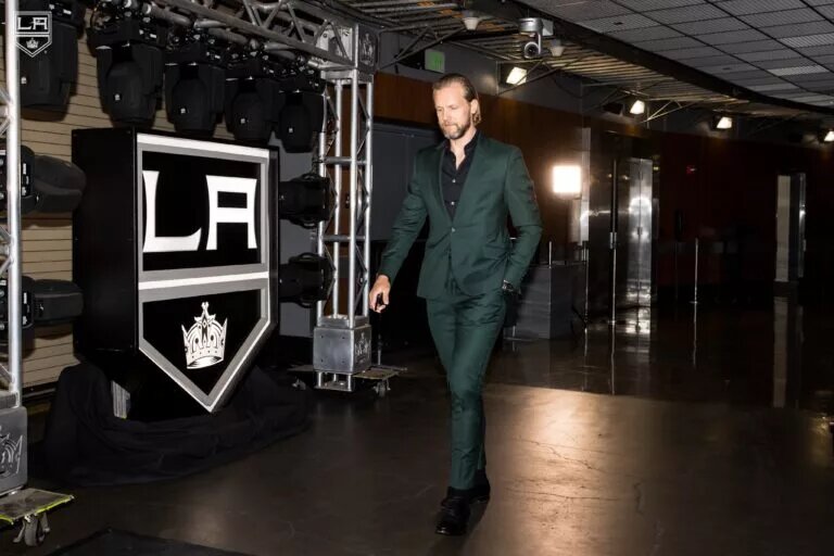 Alex Edler re-signs