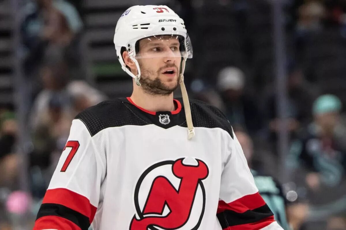 Pavel Zacha Signs