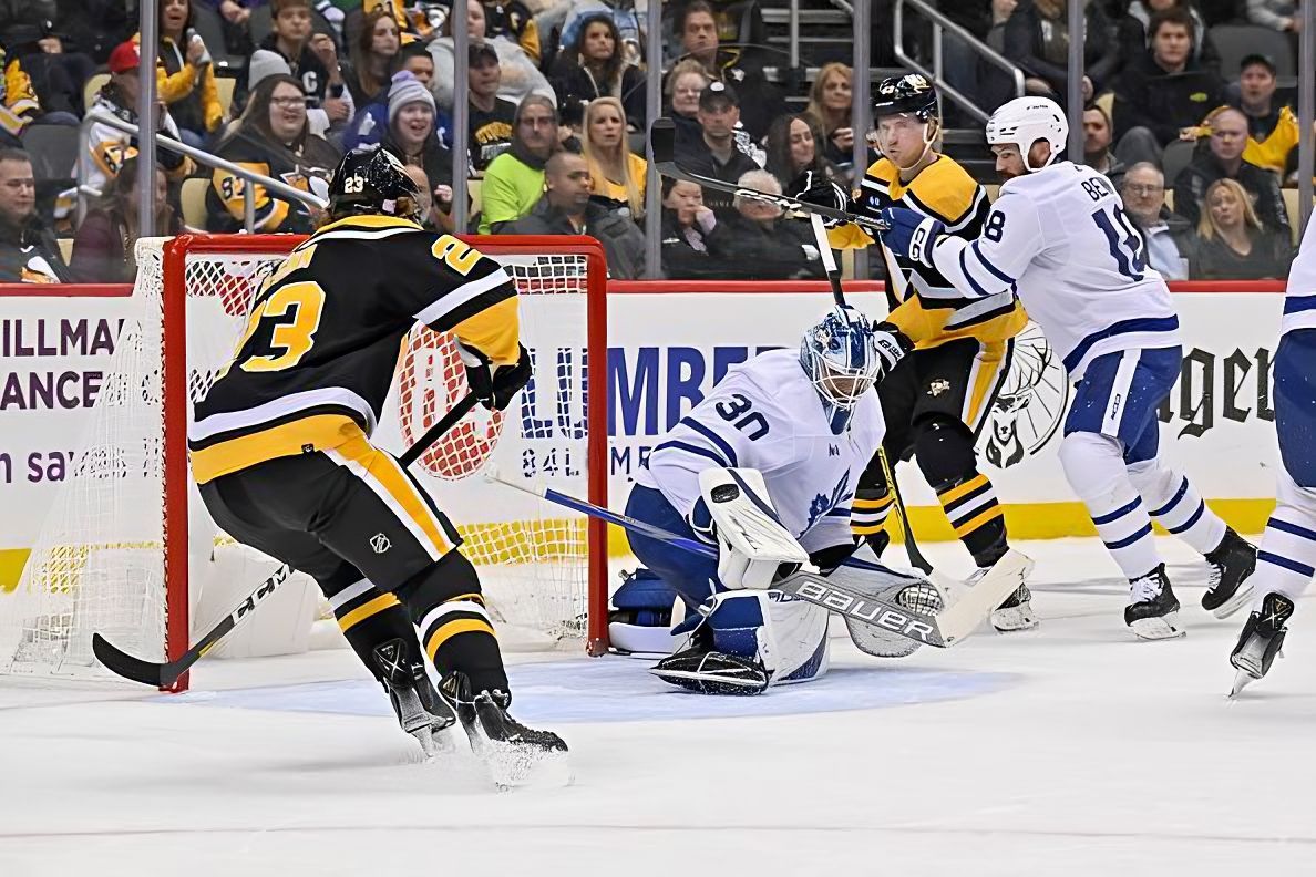 PITTSBURGH, PA - NOVEMBER 15: Toronto Maple Leafs Goalie Matt Murray (30) makes a blocker save as Pittsburgh Penguins Left Wing Brock McGinn (23) goes to the net during the second period in the NHL game between the Pittsburgh Penguins and the Toronto Maple Leafs on November 15, 2022, at PPG Paints Arena in Pittsburgh, PA. (Photo by Jeanine Leech/Icon Sportswire via NHL/Getty Images)