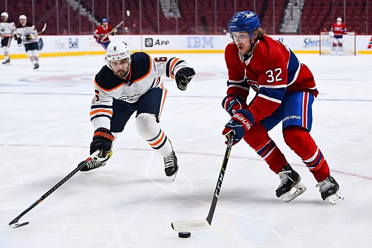 MONTREAL, QC - JANUARY 29: Montreal Canadiens center Rem Pitlick (32) plays the puck during the Edmonton Oilers versus the Montreal Canadiens game on January 29, 2022, at Bell Centre in Montreal, QC (Photo by David Kirouac/Icon Sportswire via NHL/Getty Images)