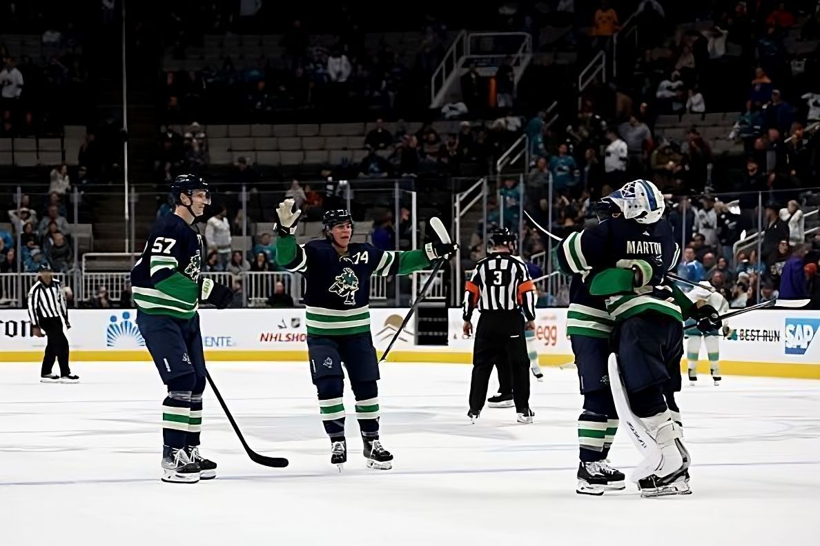 SAN JOSE, CALIFORNIA - DECEMBER 07: Spencer Martin #30 of the Vancouver Canucks is congratulated by teammates after they beat the San Jose Sharks in overtime at SAP Center on December 07, 2022 in San Jose, California. (Photo by Ezra Shaw/Getty Images)