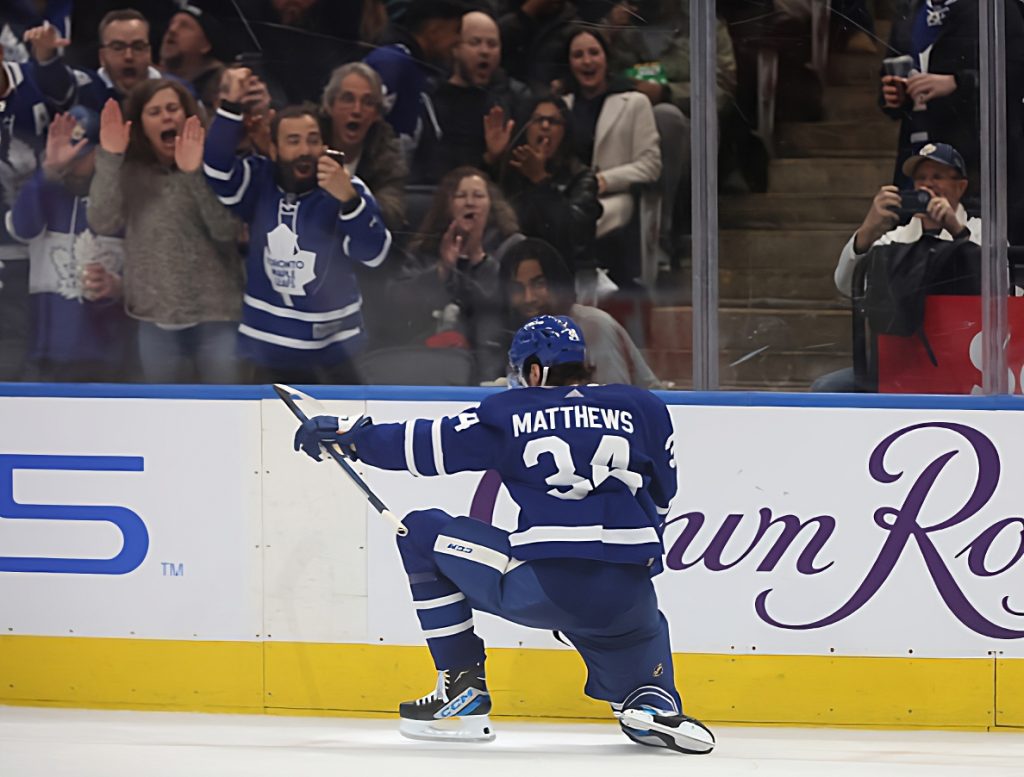 Maple Leafs' Auston Matthews to miss three weeks with knee sprain