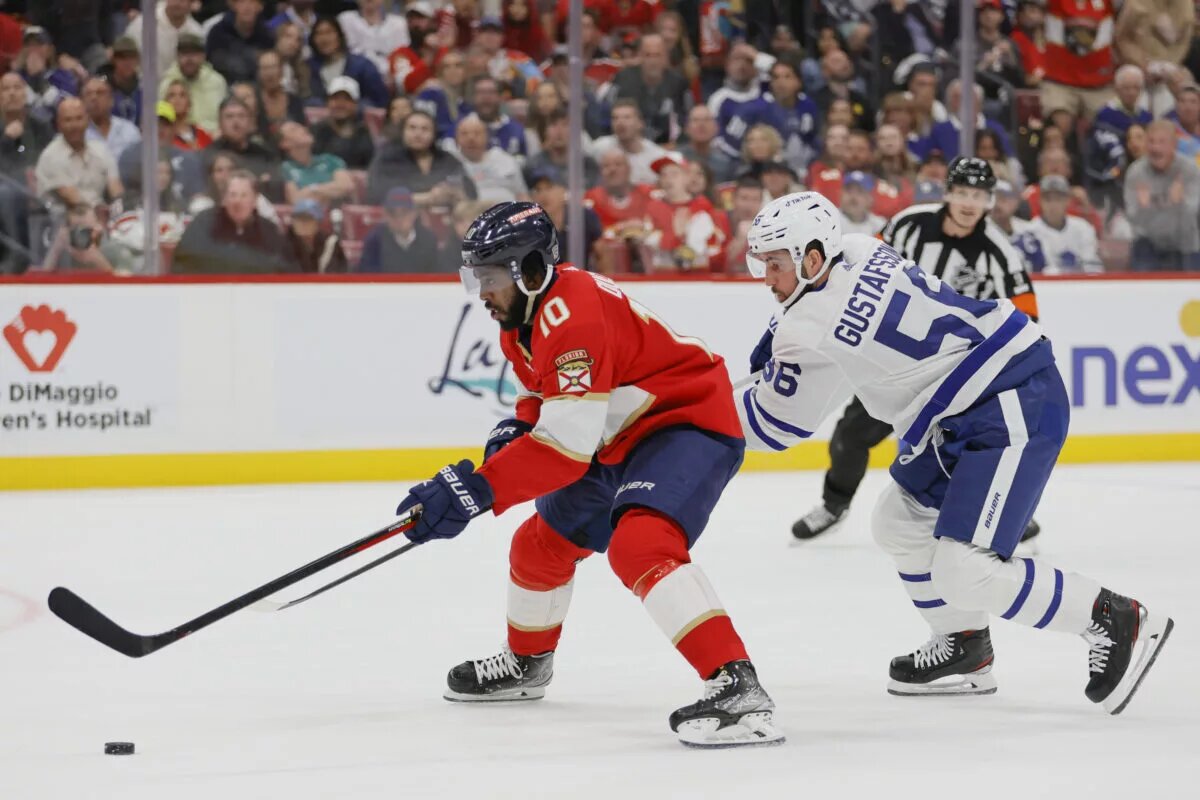 Erik Gustafsson signs