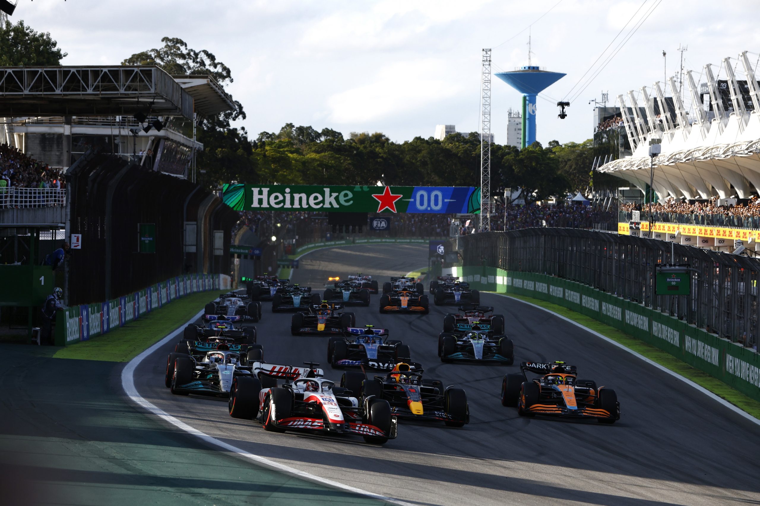 AUTóDROMO JOSé CARLOS PACE, BRAZIL - NOVEMBER 12: Kevin Magnussen, Haas VF-22, leads Max Verstappen, Red Bull Racing RB18, Lando Norris, McLaren MCL36, George Russell, Mercedes W13, Esteban Ocon, Alpine A522, and the rest of the field at the start during the São Paulo GP at Autódromo José Carlos Pace on Saturday November 12, 2022 in Sao Paulo, Brazil. (Photo by Zak Mauger / LAT Images)