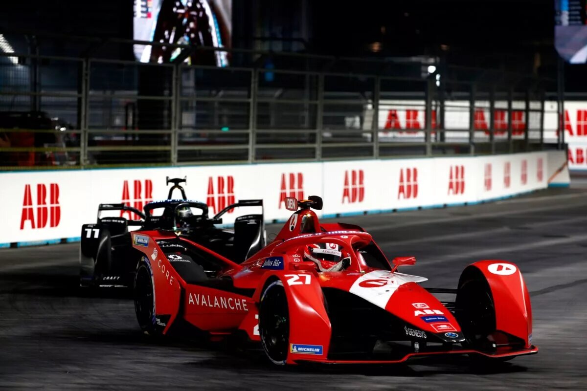 Jake Dennis (GBR), Avalanche Andretti, BMW iFE.21, leads