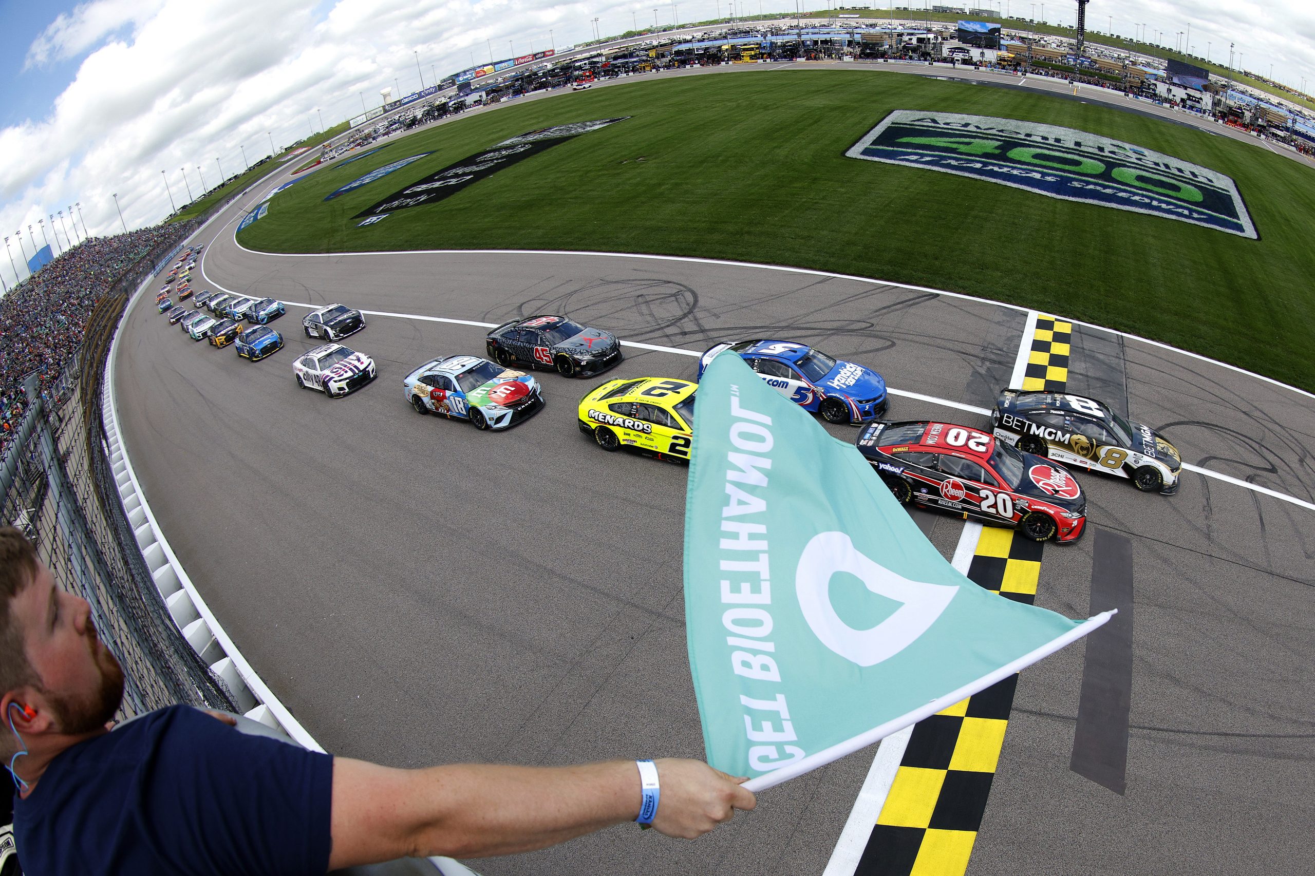 The green flag waves at the 2022 Adventhealth 400