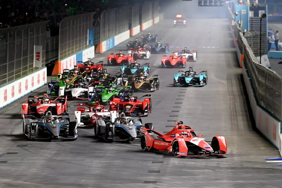 Jake Dennis (GBR), Avalanche Andretti, BMW iFE.21 Leads at the start of round 13 of Season 8 in Formula