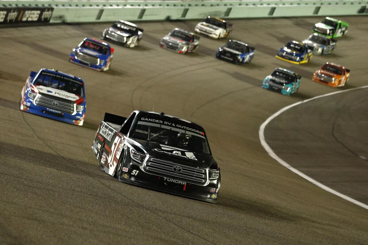 Kyle Busch leads the field at Homestead-Miami Speedway
