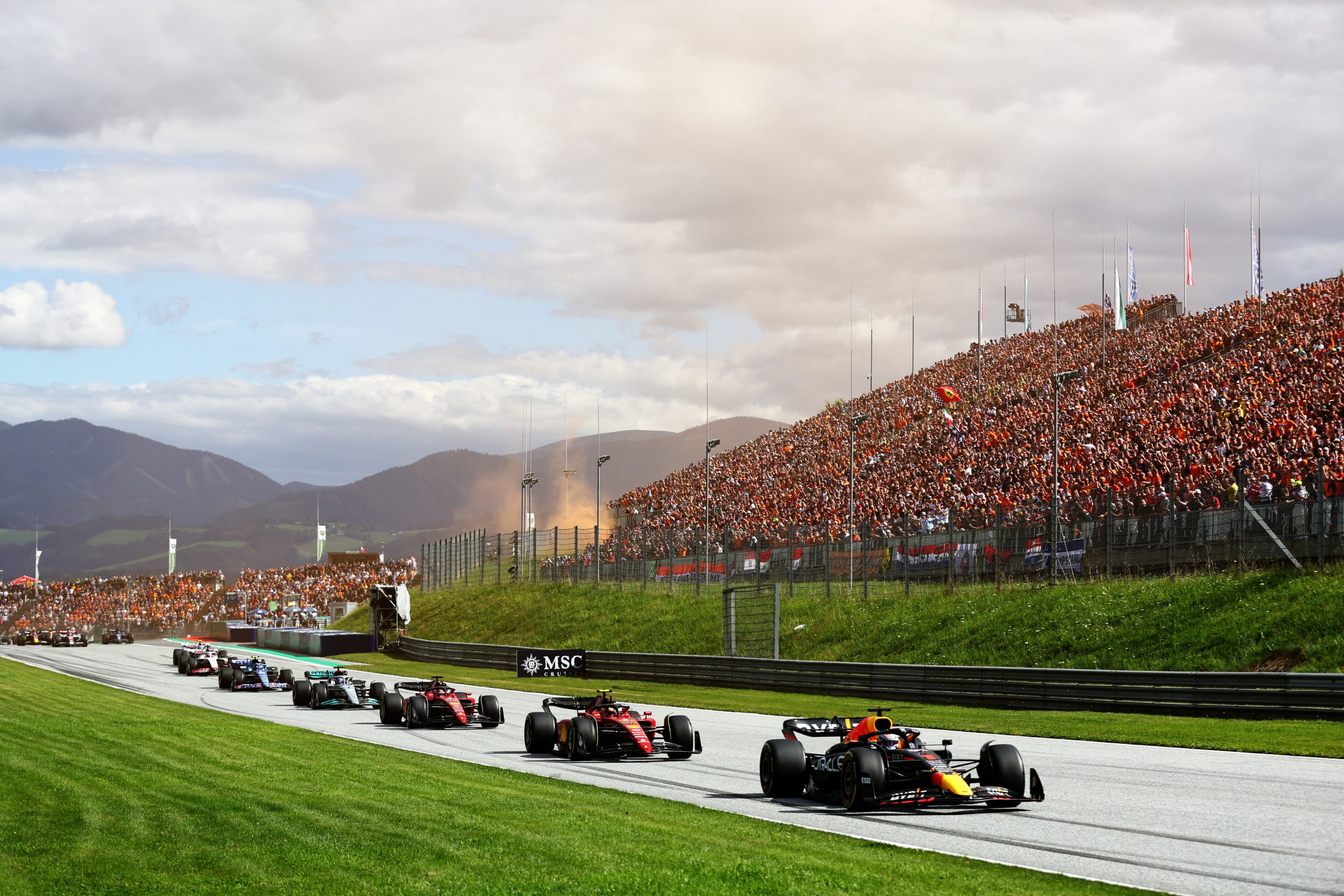 SPIELBERG, AUSTRIA - JULY 09: Max Verstappen of the Netherlands driving the (1) Oracle Red Bull Racing RB18 leads Carlos Sainz of Spain driving (55) the Ferrari F1-75 on lap one during the F1 Grand Prix of Austria Sprint at Red Bull Ring on July 09, 2022 in Spielberg, Austria. (Photo by Clive Rose/Getty Images) *** BESTPIX *** // Getty Images / Red Bull Content Pool // SI202207090617 // Usage for editorial use only //