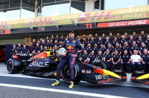 ABU DHABI, UNITED ARAB EMIRATES - NOVEMBER 17: Sergio Perez of Mexico and Oracle Red Bull Racing poses with his team at the Red Bull Racing End of Season Team Photo during previews ahead of the F1 Grand Prix of Abu Dhabi at Yas Marina Circuit on November 17, 2022 in Abu Dhabi, United Arab Emirates. (Photo by Bryn Lennon/Getty Images) // Getty Images / Red Bull Content Pool // SI202211170686 // Usage for editorial use only //