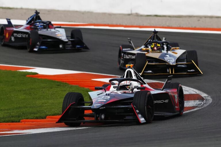 Formula E Preseason Testing - VALENCIA CIRCUIT RICARDO TORMO, SPAIN - DECEMBER 14: Antonio Felix da Costa, TAG Heuer Porsche Formula E Team, Porsche 99X Electric Gen3, leads Stoffel Vandoorne, DS Penske, DS E-Tense FE23 during the S9 Pre Season Testing at Valencia Circuit Ricardo Tormo on Wednesday December 14, 2022 in Valencia, Spain. (Photo by LAT Images)