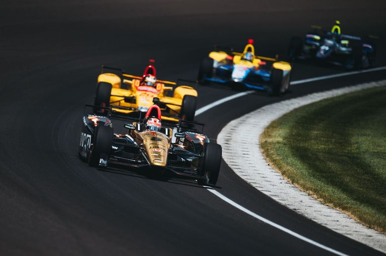 James Hinchcliffe and Ryan Hunter-Reay battling for the lead at the 2016 Indianapolis 500 (DW Burnett)