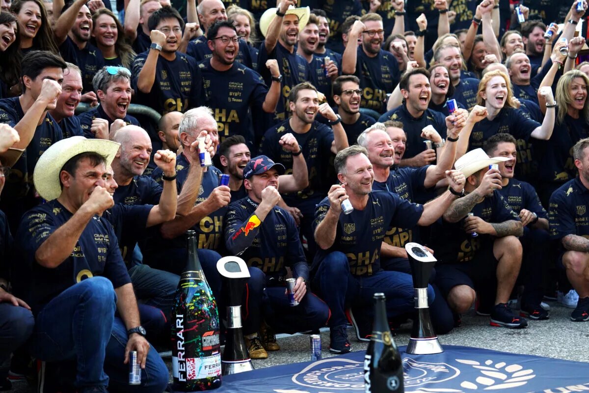 AUSTIN, TEXAS - OCTOBER 23: Race winner Max Verstappen of the Netherlands and Oracle Red Bull Racing celebrates winning the F1 World Constructors Championship with his team after the F1 Grand Prix of USA at Circuit of The Americas on October 23, 2022 in Austin, Texas. (Photo by Alex Bierens de Haan/Getty Images) // Getty Images / Red Bull Content Pool // SI202210240171 // Usage for editorial use only //