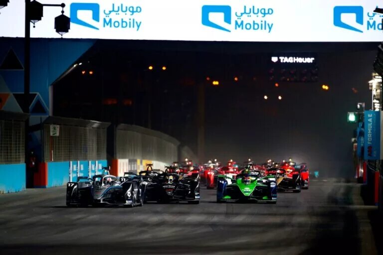 RIYADH STREET CIRCUIT, SAUDI ARABIA - JANUARY 29: Nyck de Vries (NLD), Mercedes Benz EQ, EQ Silver Arrow 02 leads at the start during the Diriyah ePrix II at Riyadh Street Circuit on Saturday January 29, 2022 in Riyadh, Saudi Arabia. (Photo by Sam Bloxham / LAT Images)