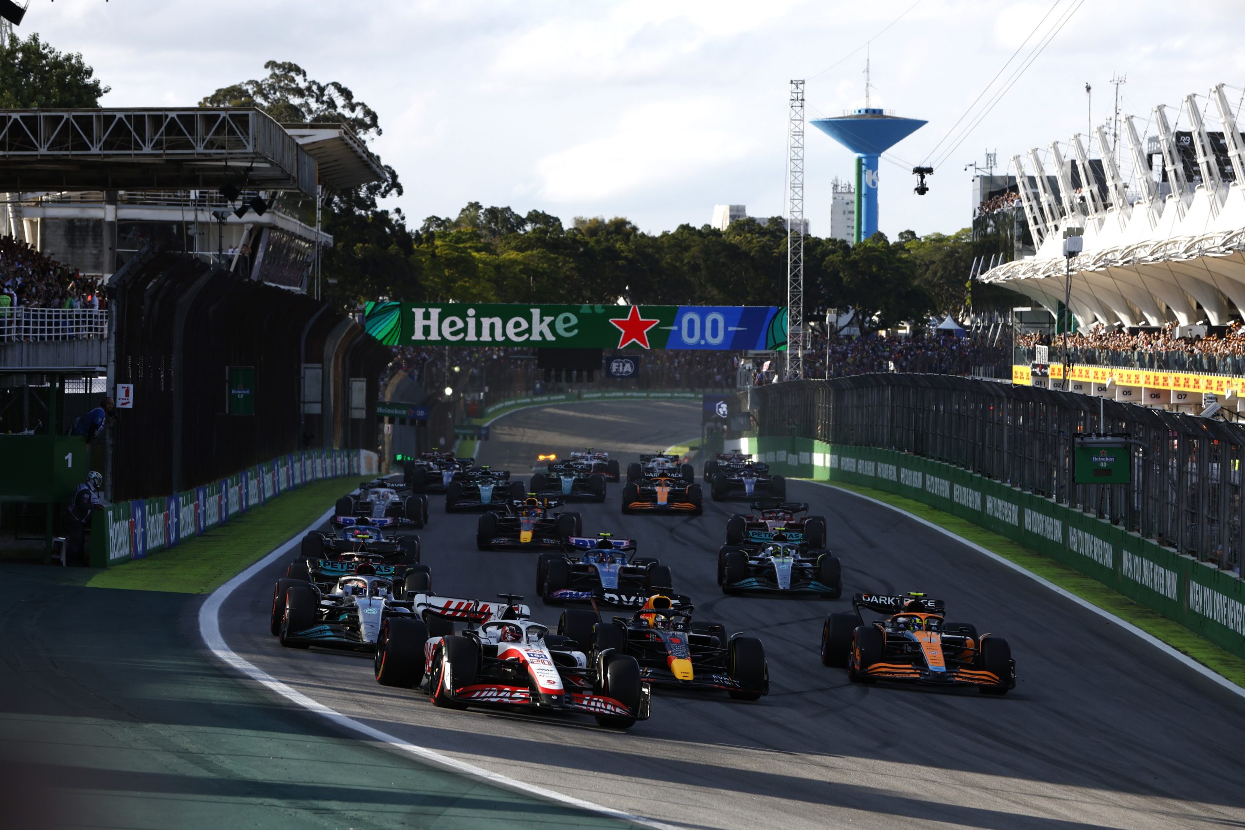 F1 Sprint Race - AUTóDROMO JOSé CARLOS PACE, BRAZIL - NOVEMBER 12: Kevin Magnussen, Haas VF-22, leads Max Verstappen, Red Bull Racing RB18, Lando Norris, McLaren MCL36, George Russell, Mercedes W13, Esteban Ocon, Alpine A522, and the rest of the field at the start during the São Paulo GP at Autódromo José Carlos Pace on Saturday November 12, 2022 in Sao Paulo, Brazil. (Photo by Zak Mauger / LAT Images)