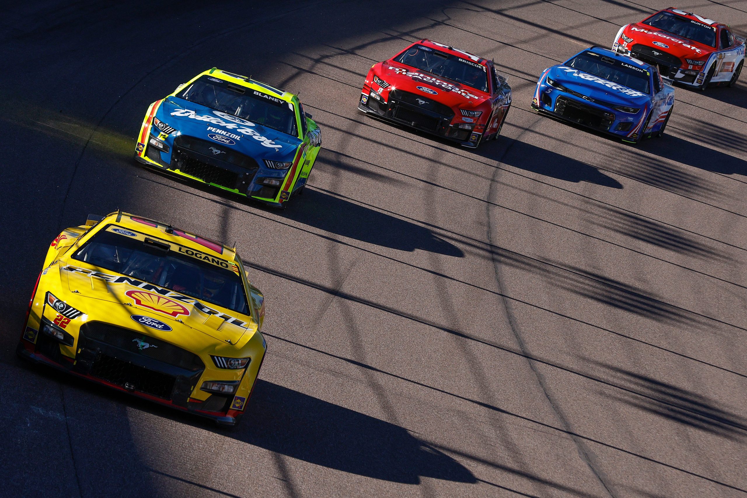 Credit: AVONDALE, ARIZONA - NOVEMBER 06: Joey Logano, driver of the #22 Shell Pennzoil Ford, Ryan Blaney, driver of the #12 Menards/Dutch Boy Ford, Chase Briscoe, driver of the #14 Mahindra Tractors Ford, Kyle Larson, driver of the #5 HendrickCars.com Chevrolet, and Harrison Burton, driver of the #21 Motorcraft/Quick Lane Ford, race race during the NASCAR Cup Series Championship at Phoenix Raceway on November 06, 2022 in Avondale, Arizona. (Photo by Sean Gardner/Getty Images)