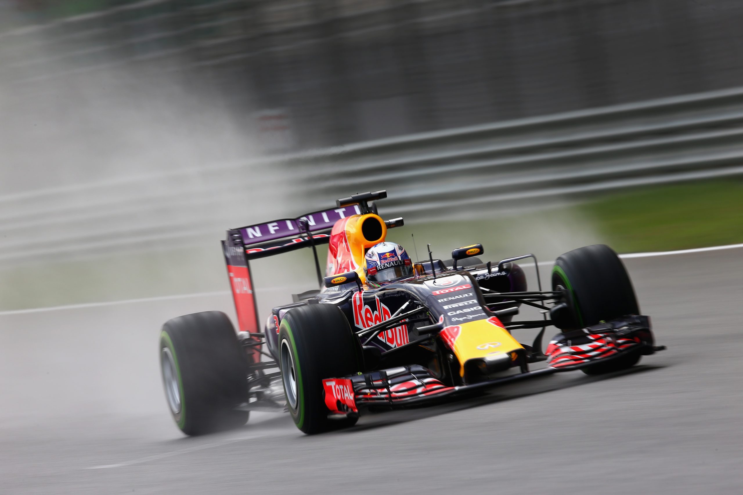 KUALA LUMPUR, MALAYSIA - MARCH 28: Daniel Ricciardo of Australia and Infiniti Red Bull Racing drives during qualifying for the Malaysia Formula One Grand Prix at Sepang Circuit on March 28, 2015 in Kuala Lumpur, Malaysia. (Photo by Clive Mason/Getty Images) // Getty Images / Red Bull Content Pool // SI201503280474 // Usage for editorial use only //
