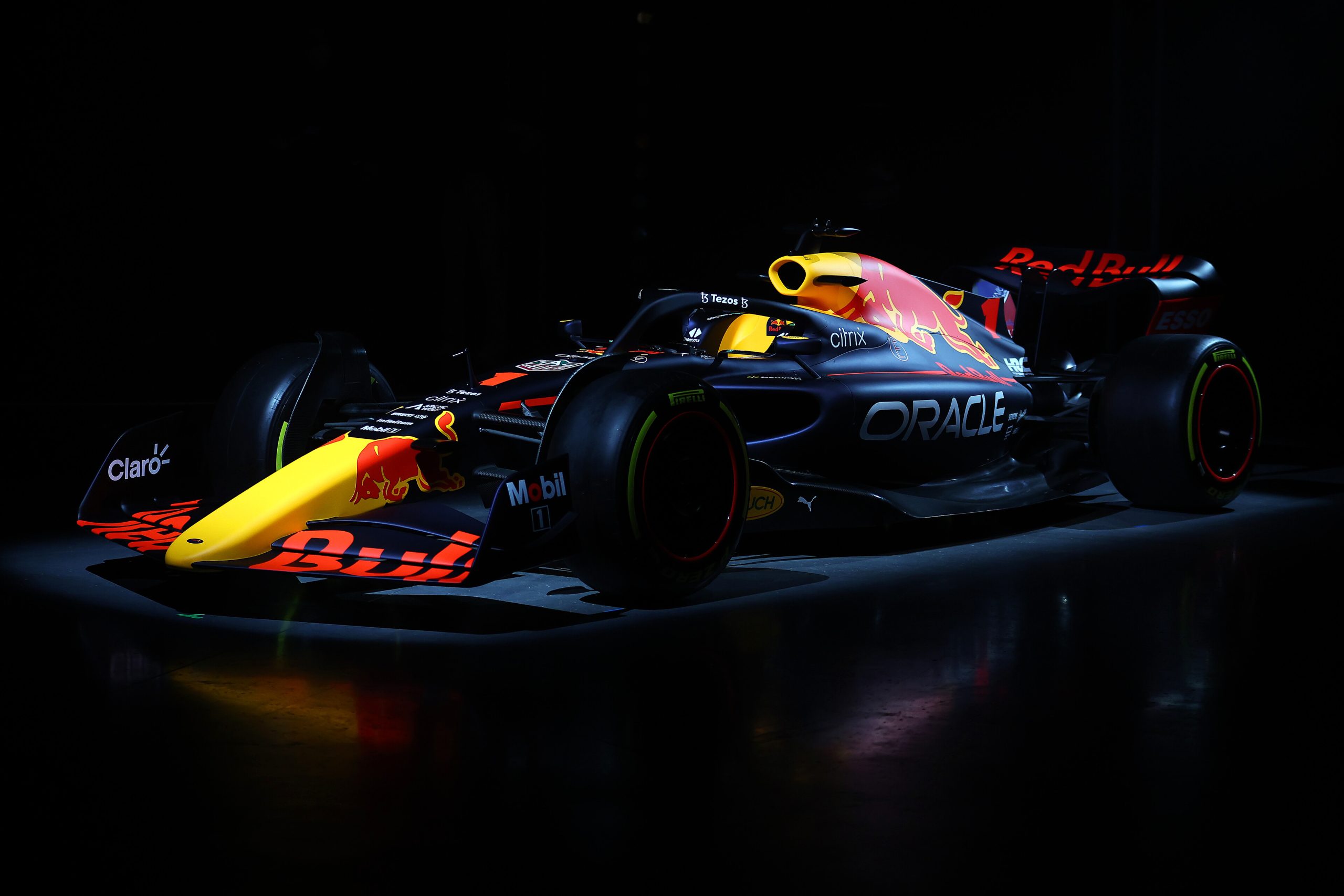 MILTON KEYNES, ENGLAND - JANUARY 26: The Red Bull Racing RB18 is pictured during the Red Bull Racing RB18 launch at Red Bull Racing Factory on January 26, 2022 in Milton Keynes, England. (Photo by Bryn Lennon/Getty Images) // Getty Images / Red Bull Content Pool // SI202202090248 // Usage for editorial use only //