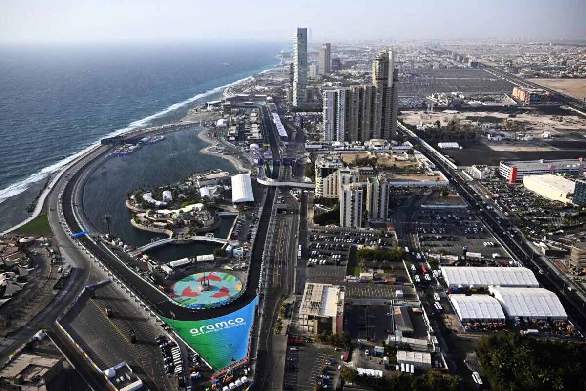 JEDDAH, SAUDI ARABIA - MARCH 26: A general view showing Max Verstappen of the Netherlands driving the (1) Oracle Red Bull Racing RB18 on track during final practice ahead of the F1 Grand Prix of Saudi Arabia at the Jeddah Corniche Circuit on March 26, 2022 in Jeddah, Saudi Arabia. (Photo by Clive Mason/Getty Images) // Getty Images / Red Bull Content Pool // SI202203260101 // Usage for editorial use only //